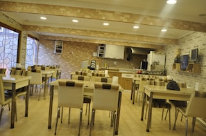 Aperto a colazione, pranzo e cena, cucina turca