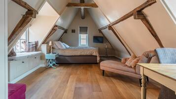 Habitación superior | Caja fuerte, tabla de planchar con plancha, wifi gratis y ropa de cama