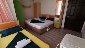 Chambre Triple, 1 chambre | Wi-Fi gratuit, draps fournis, accès pour personnes à mobilité réduite
