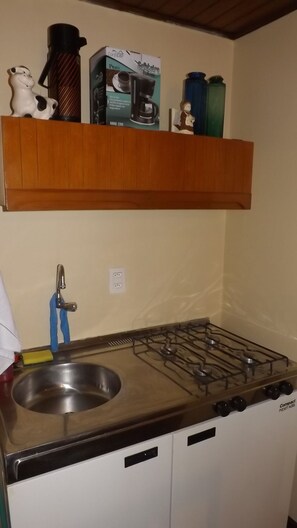 Refrigerador, microondas, utensilios de cocina