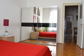 1 makuuhuone, kannettavalle tietokoneelle sopiva työtila