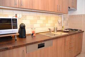 Perhehuoneisto, 4 makuuhuonetta, keittiö, piha-alue | Yksityinen keittiö | Täysikokoinen jääkaappi, mikroaaltouuni, liesi, astianpesukone