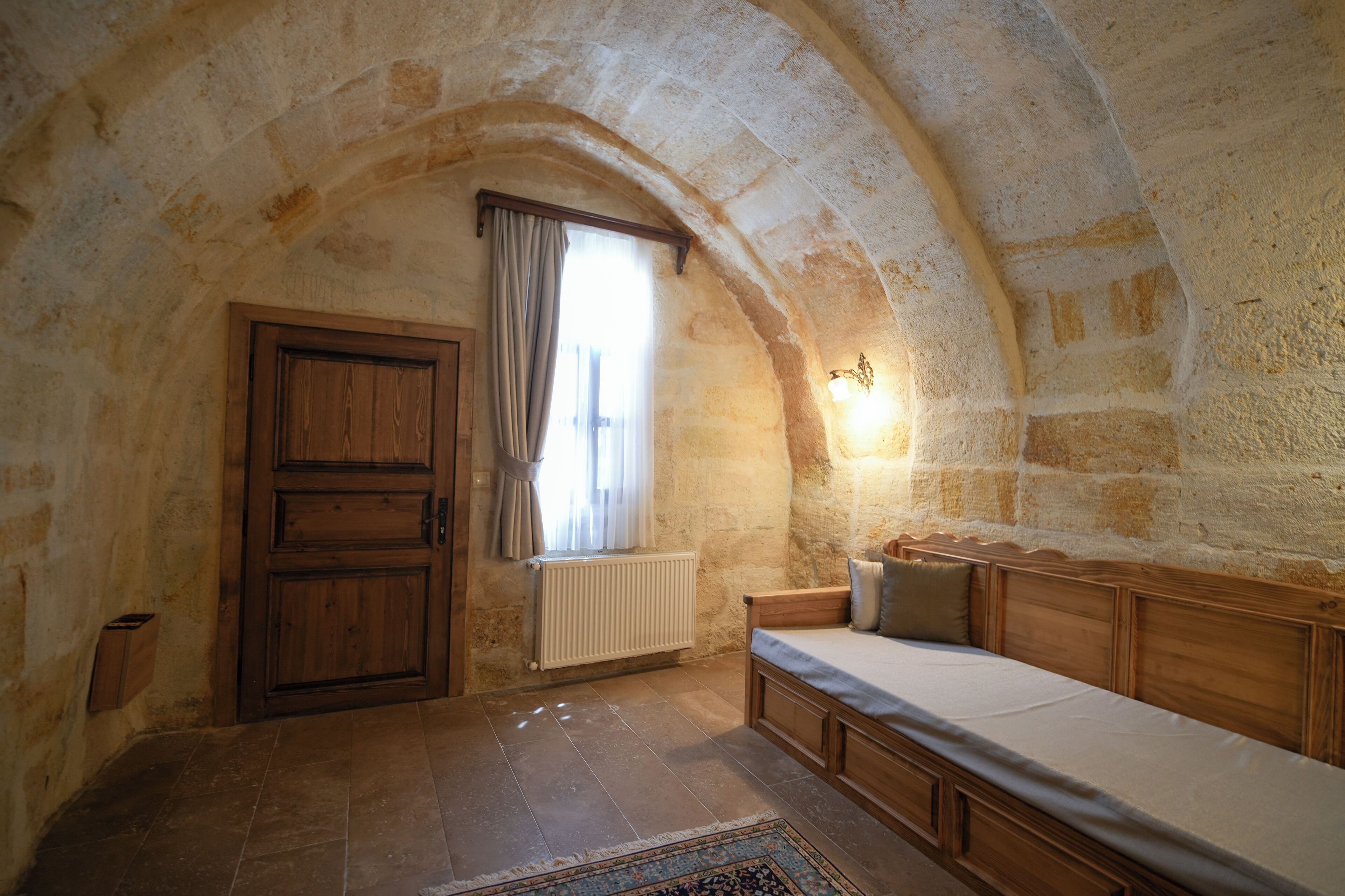 Ropa de cama de alta calidad y caja de seguridad en la habitación 