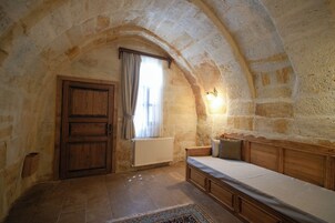 Ropa de cama de alta calidad y caja de seguridad en la habitación 