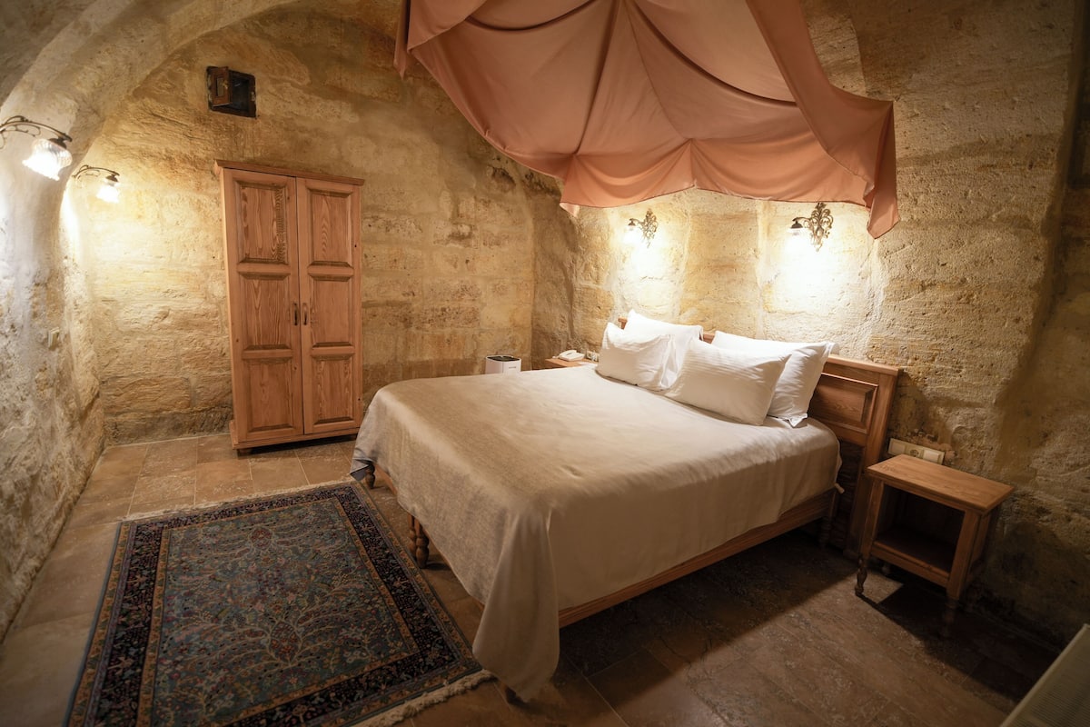 Ropa de cama de alta calidad y caja de seguridad en la habitación