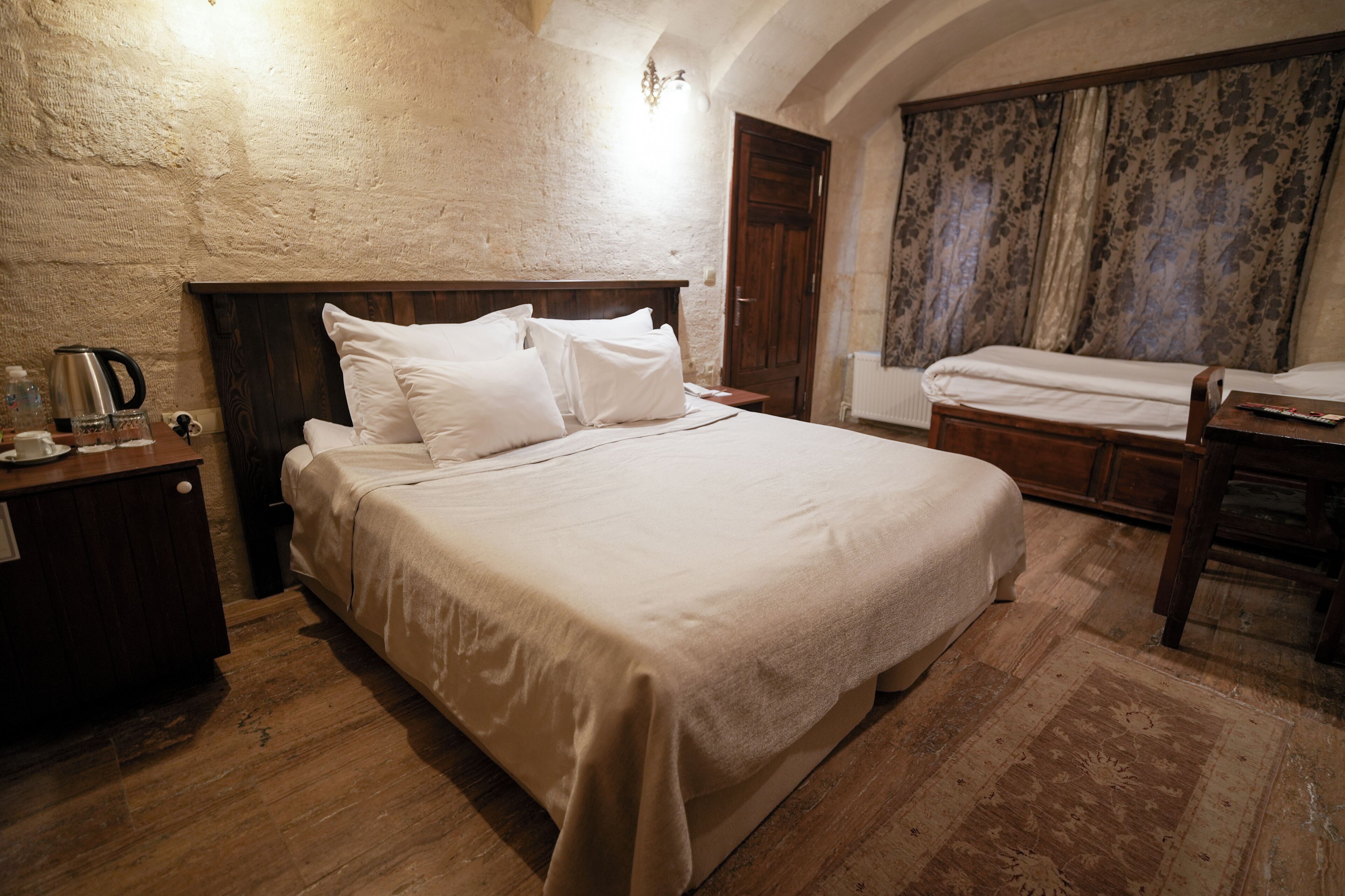 Ropa de cama de alta calidad y caja de seguridad en la habitación 