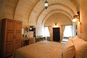 Habitación Deluxe | Ropa de cama de alta calidad, caja fuerte, escritorio