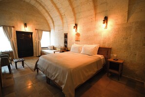 Habitación Deluxe | Ropa de cama de alta calidad, caja fuerte, escritorio