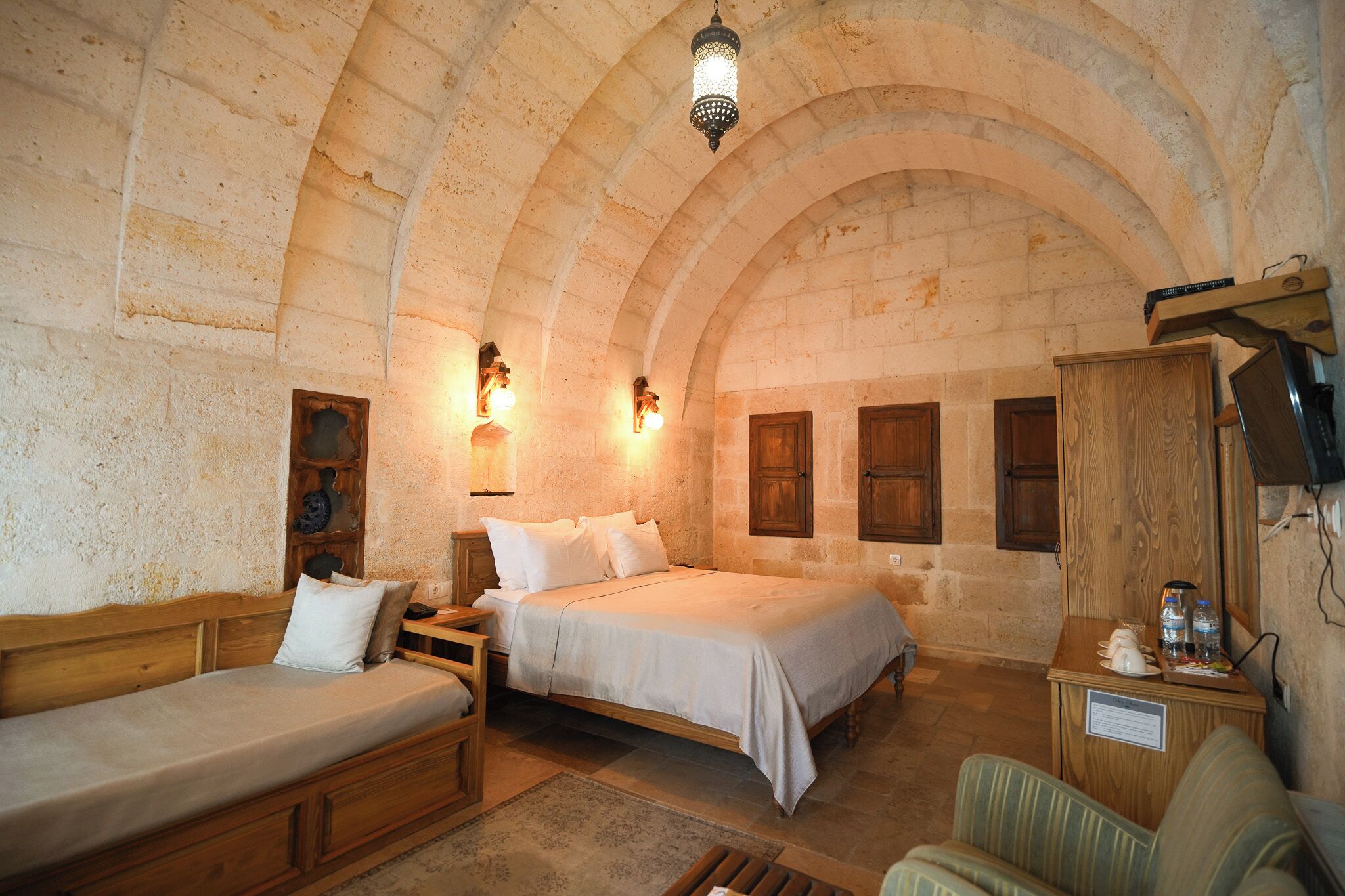 ห้องดีลักซ์ | เครื่องนอนระดับพรีเมียม, ตู้นิรภัยในห้องพัก, โต๊ะทำงาน, ห้องเก็บเสียง