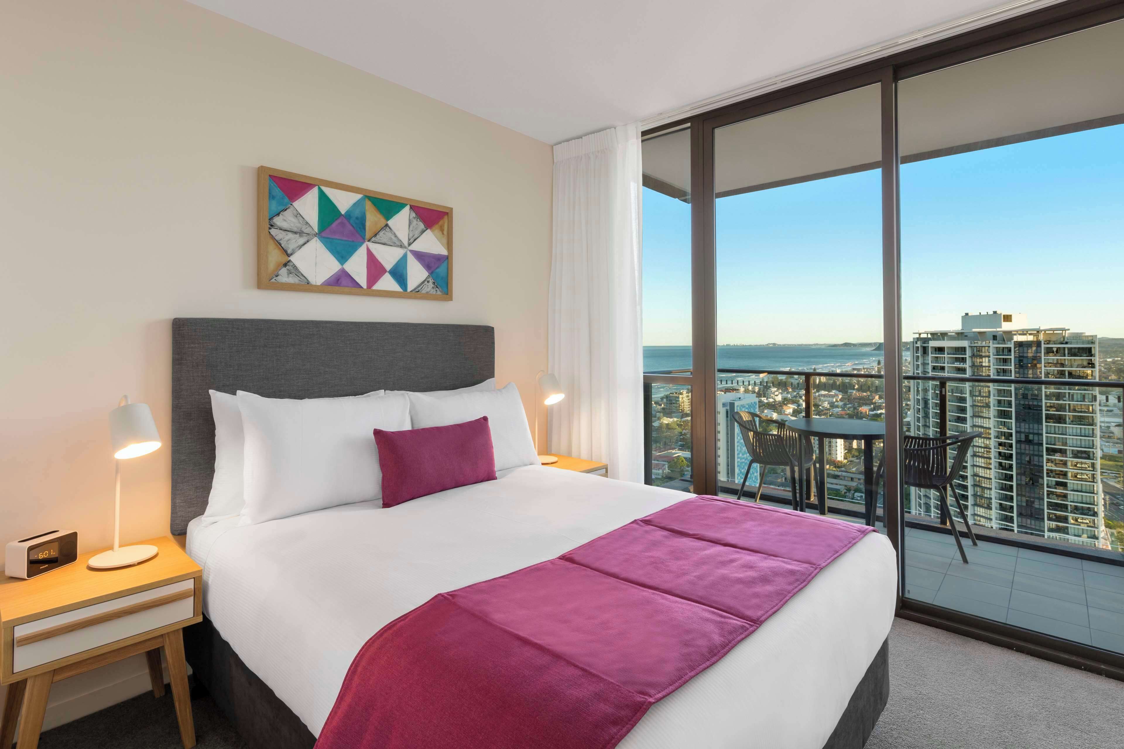 Coffres-forts dans les chambres, bureau, fer et planche à repasser