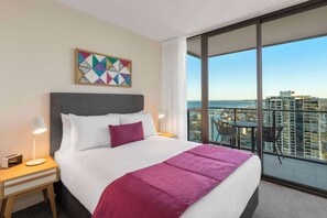 Safe på rommet, skrivebord, strykejern/-brett og barnesenger (inkludert)