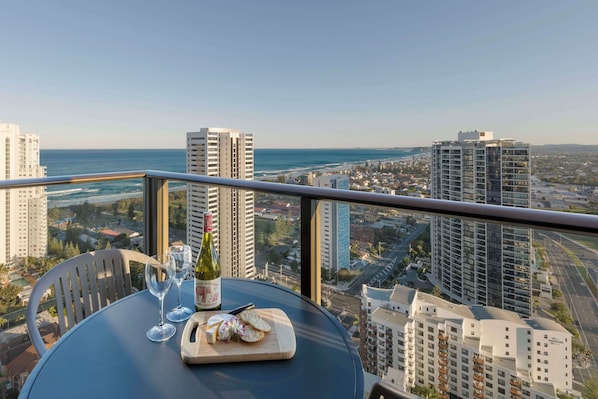 In-room safe, desk, iron/ironing board, free cots/infant beds - Avani Broadbeach Residences (Broadbeach)