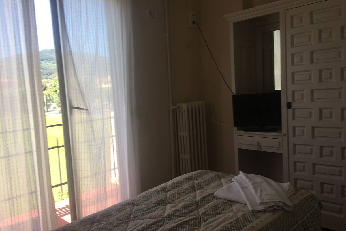 Single Room, Private Bathroom, Garden View | Desk, blackout curtains, cots/infant beds, rollaway beds