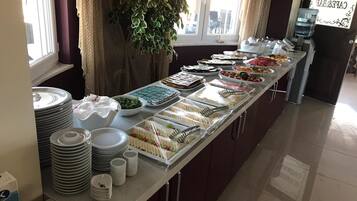 Petit déjeuner buffet servi tous les jours en supplément