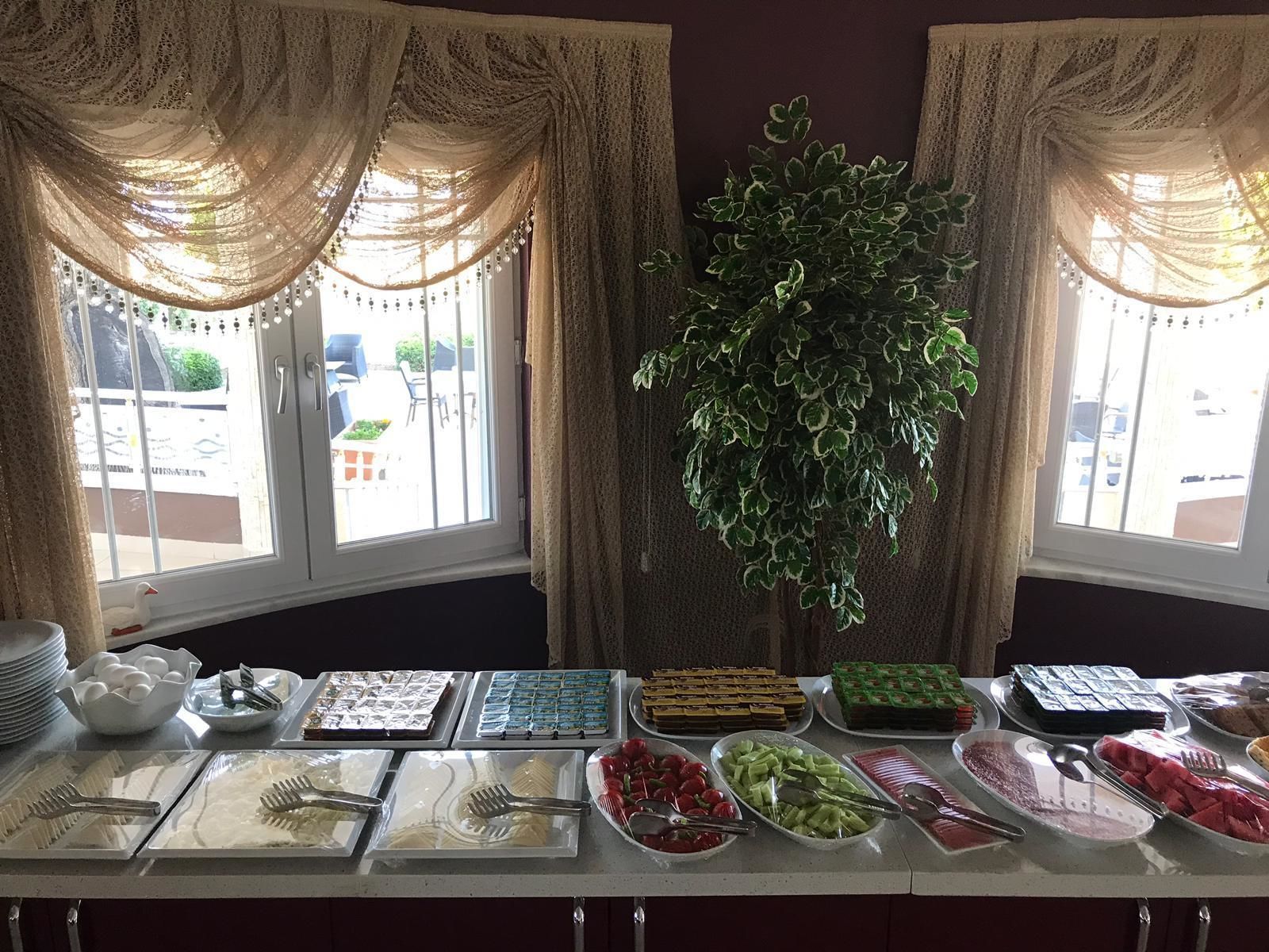 Tägliches Frühstücksbuffet gegen Gebühr