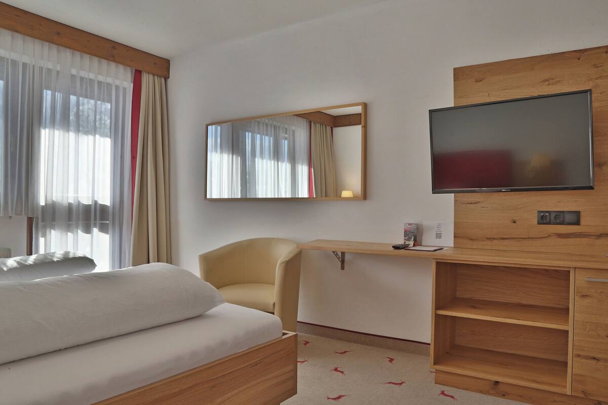 1 bedroom, in-room safe, desk, free cribs/infant beds