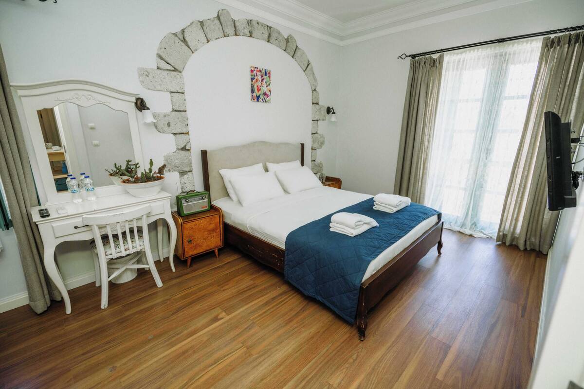 Luxe beddengoed, een minibar, een bureau, een strijkplank/strijkijzer