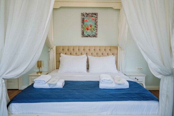 Doppia Junior, 1 letto queen | Biancheria da letto di alta qualità, minibar, una scrivania