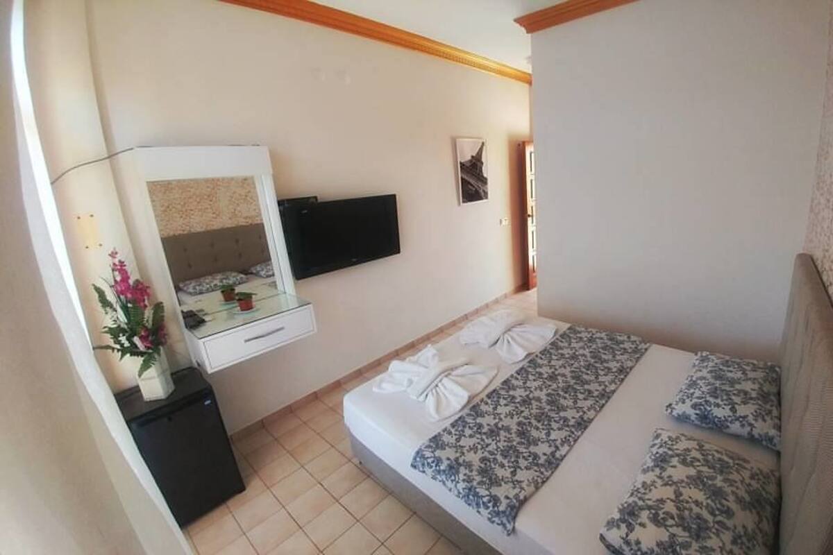 Standard Twin Room | Desk, free cribs/infant beds, rollaway beds, free WiFi