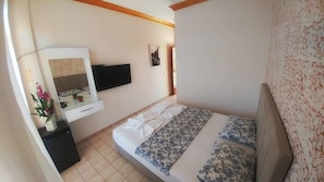 Standard Twin Room | Desk, free cribs/infant beds, rollaway beds, free WiFi