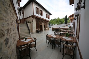 Klassieke kamer, 1 twee- of 2 eenpersoonsbedden | Woonruimte | Lcd-televisie