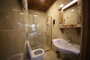 Ducha, artículos de tocador gratuitos, secador de pelo, pantuflas
