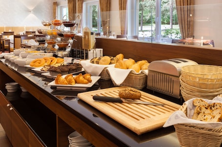 ๋งค์ผ ๋ทํ ๋ฌด๋ฃ ์์นจ ์์ฌ ํฌํจ