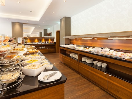 Se sirven cenas y cocina local e internacional . Morada Hotel Heidesee Gifhorn