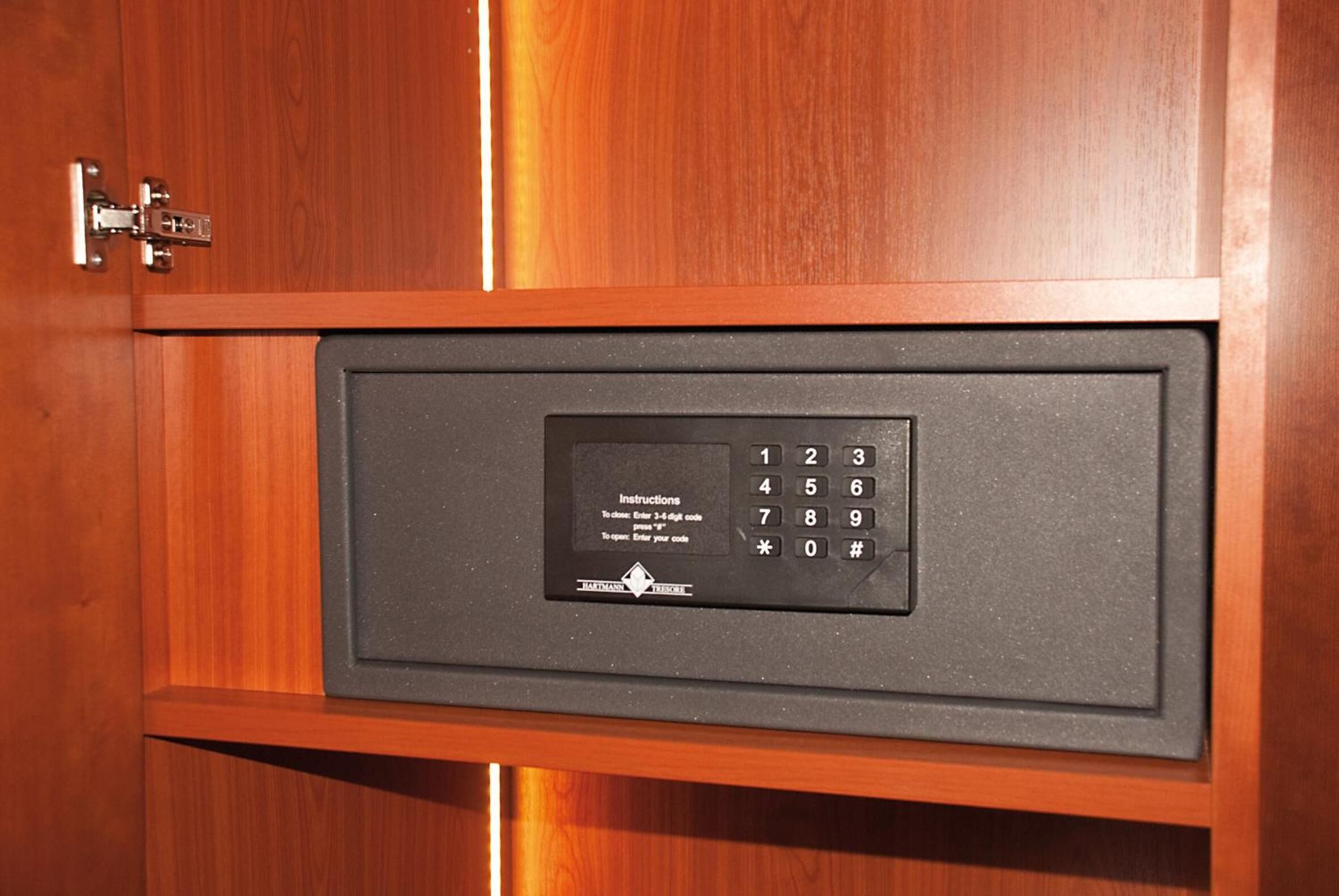 in-room safe, desk, laptop workspace, blackout curtains