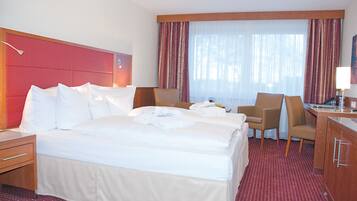 Doppel- oder Zweibettzimmer | Zimmersafe, Schreibtisch, laptopgeeigneter Arbeitsplatz