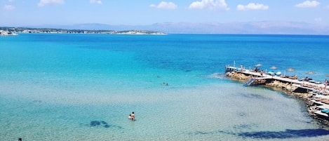 Privat strand, gratis strandcabanor, solstolar och parasoller