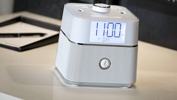Ein modernes Wecker mit digitaler Anzeige auf einem Tisch.