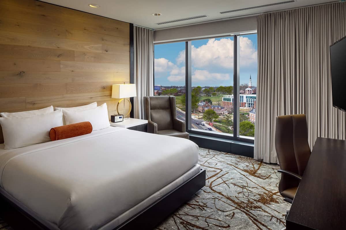 Studio King | In-room safe, desk, laptop workspace, blackout drapes