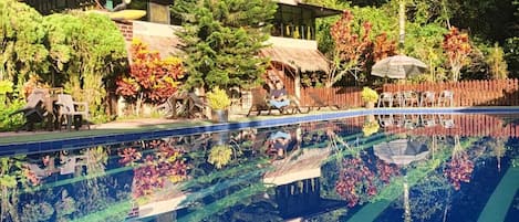 Familienzimmer, Mehrere Betten, eigenes Bad, Poolblick | Wohnbereich