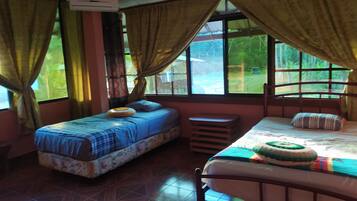 Habitación triple Confort, varias camas, baño privado, vista al jardín | Escritorio, tabla de planchar con plancha, wifi gratis y ropa de cama