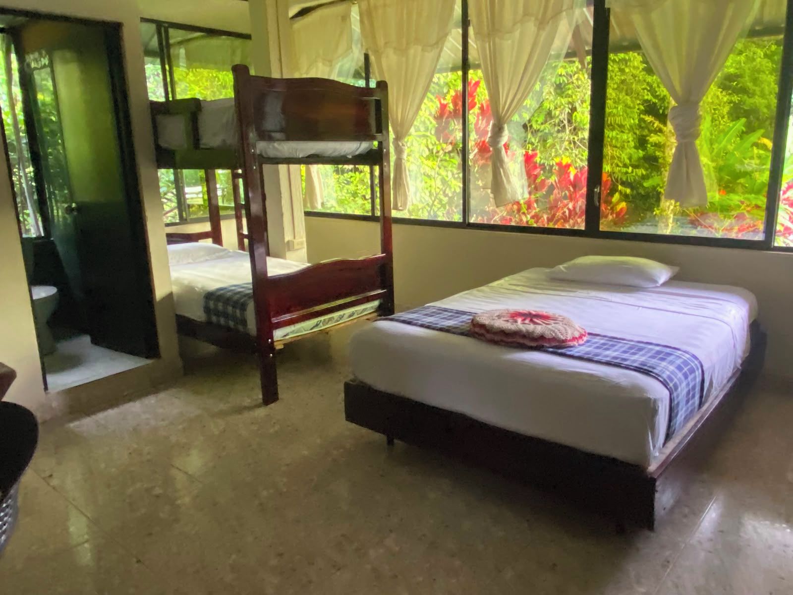 Habitación cuádruple Confort, varias camas | Escritorio, tabla de planchar con plancha, wifi gratis y ropa de cama