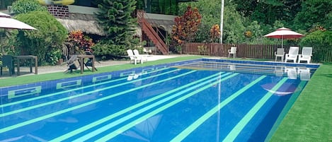 Piscina all'aperto, ombrelloni da piscina, lettini