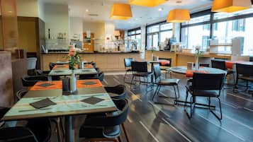 Desayuno buffet diario (EUR 16 por persona)