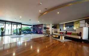 Lobby-lounge
