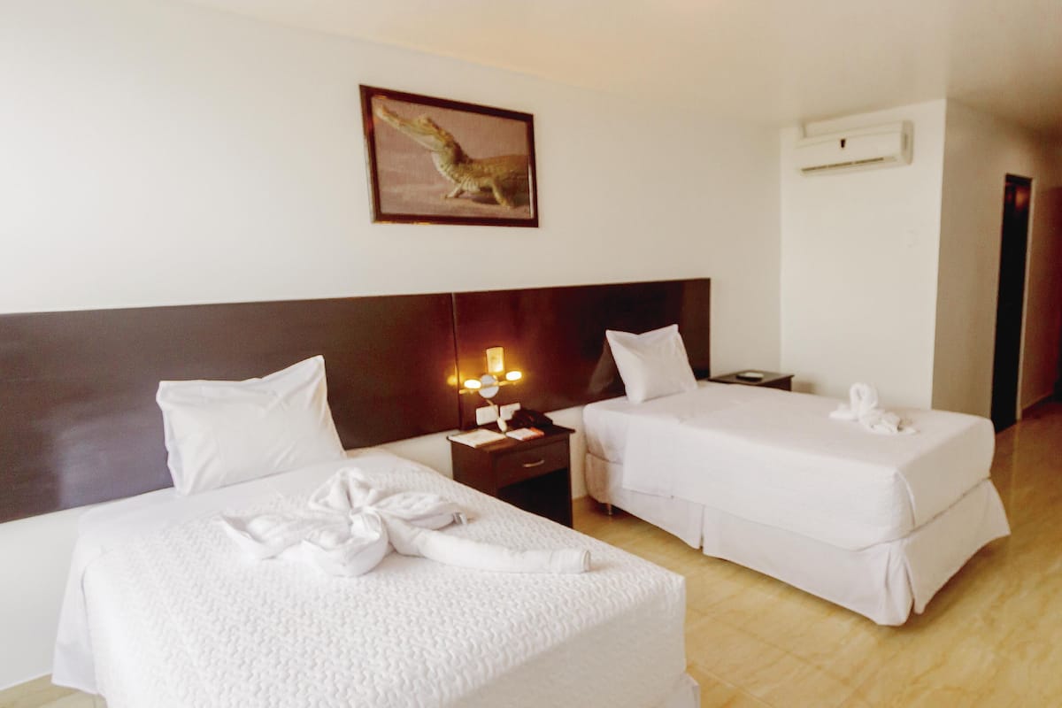 Een minibar, een kluis op de kamer, gratis wifi, beddengoed