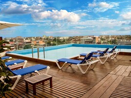 Una piscina al aire libre, tumbonas