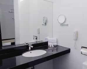 Quarto casal standard, 1 quarto | Banheiro | Chuveiro/banheira combinados, produtos de toalete grátis