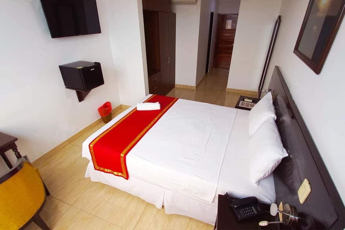 Een minibar, een kluis op de kamer, gratis wifi, beddengoed