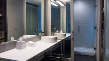 Combined shower/bathtub, designer toiletries, hair dryer, towels