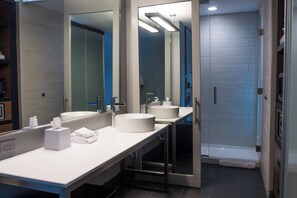 Duschwanne, Designer-Toilettenartikel, Haartrockner, Handtücher