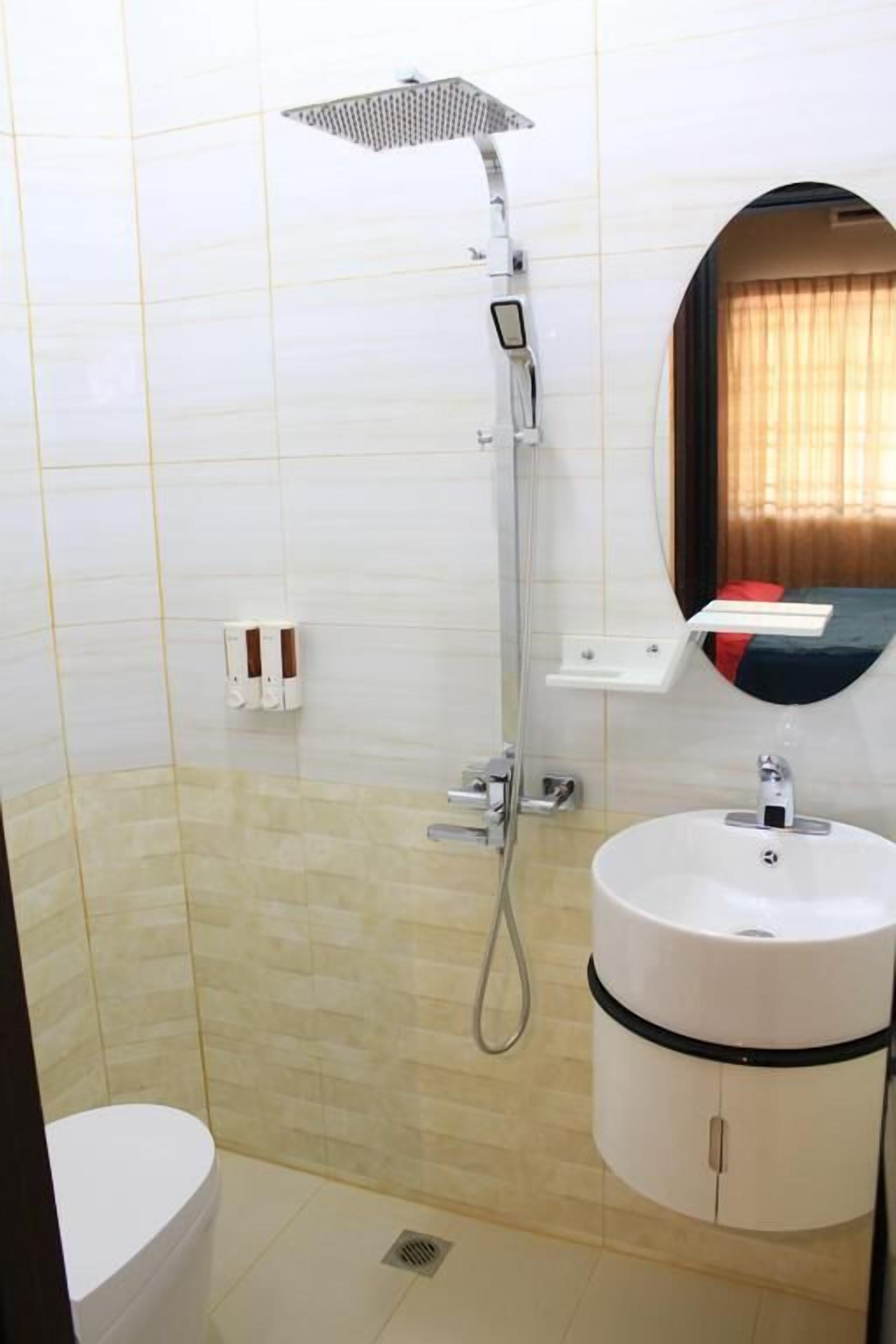 Toalettartikler (inkludert), hårføner og håndklær