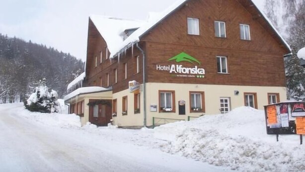 A wooden building with a sign for Hotel Alfonsk. - Hotel ALFONSKA (Benecko)