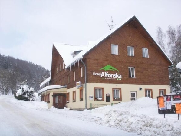 Vista frontal de la propiedad