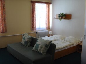 ห้องสแตนดาร์ดทริปเปิล | โต๊ะทำงาน, ผ้าม่านกันแสง, เปล/เตียงเด็กอ่อน (ฟรี), เตียงเสริม/เปล