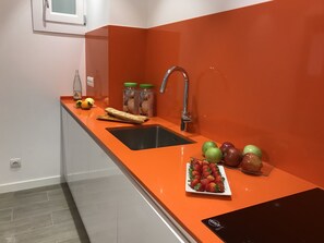 Full-sized fridge, microwave, oven, stovetop - Cosmo Apartaments Marina (Barcelona)